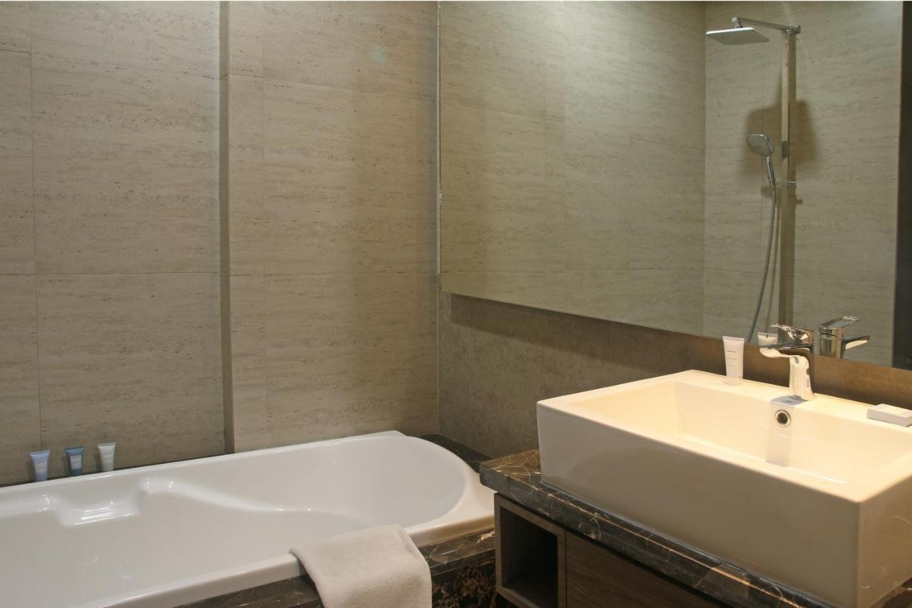 Graha Makara Suite Hotel & Residence ชีการัง ภายนอก รูปภาพ