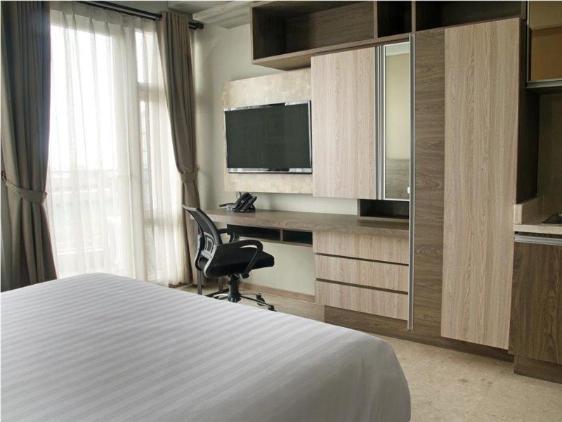 Graha Makara Suite Hotel & Residence ชีการัง ภายนอก รูปภาพ